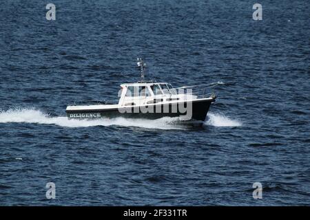 Diligence, un bateau à moteur privé Mitchell 31 Mk II, passant par Cloch point, Gourock, sur le Firth de Clyde. Banque D'Images