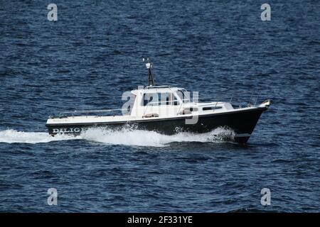 Diligence, un bateau à moteur privé Mitchell 31 Mk II, passant par Cloch point, Gourock, sur le Firth de Clyde. Banque D'Images