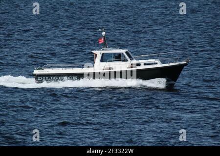 Diligence, un bateau à moteur privé Mitchell 31 Mk II, passant par Cloch point, Gourock, sur le Firth de Clyde. Banque D'Images