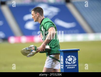 Stade BT Murrayfield, Edimbourg.Scotland UK.14 mars 21. Match Guinness des six Nations.Scotland contre l'Irlande. Irelands Capitaine Johnny Sexton avec le Centenaire Quaich après 27-24 victoire sur l'Ecosse . Crédit : eric mccowat/Alay Live News Banque D'Images