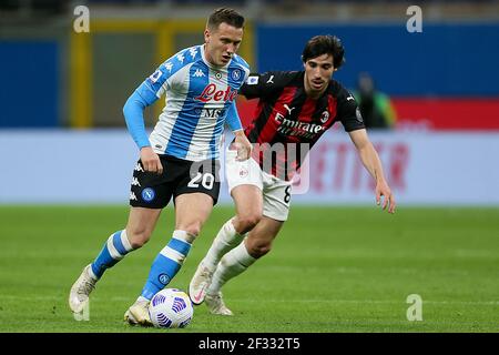 MILAN, ITALIE - MARS 14: Piotr Zielinski de Naples et Sandro Tonali de l'AC Milan pendant la série UN match entre l'AC Milan et Naples au Stadio Giussep Banque D'Images