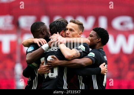 Steven Berghuis (Feyenoord) marque pour Feyenoord et fête avec Jens Toornstra (Feyenoord) pendant Eredivisie match PSV-Feyenoord le mars 14 2021 à Eindhoven pays-Bas crédit: SCS/Sander Chamid/AFLO/Alay Live News Banque D'Images