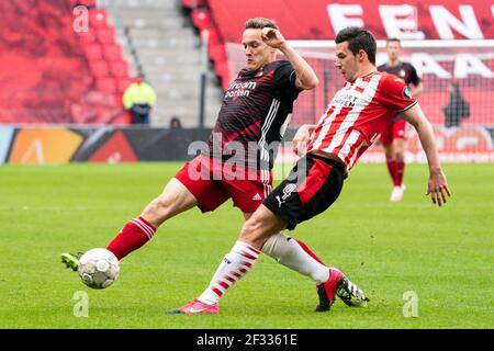 Jens Toornstra (Feyenoord) duels Nick Viergever (PSV) pendant Eredivisie match PSV-Feyenoord le mars 14 2021 à Eindhoven pays-Bas Credit: SCS/Sander Chamid/AFLO/Alay Live News Banque D'Images