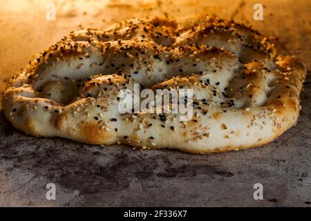 Ramazan pidesi est un type de pain plat turc (appelé pide) qui est cuit dans des fours à bois en pierre au cours du mois du ramadan. Un pain est en cuisson Banque D'Images