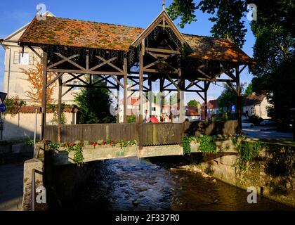 Petit pont couvert en bois au-dessus de la rivière Gradna à Samobor, Croatie avec passage des piétons Banque D'Images