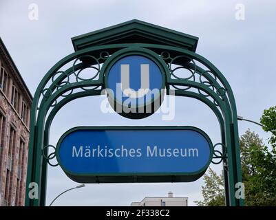 Panneau à l'entrée de la station U-Bahn du musée Markisches à Berlin Banque D'Images