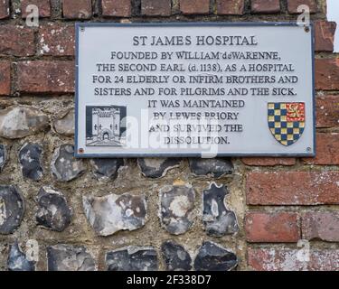 Plaque sur l'hôpital St James à Lewes, Royaume-Uni Banque D'Images