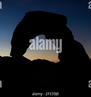 Délicate Arch Sunrise dans le parc national de Aches Banque D'Images