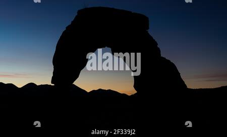 Délicate Arch Sunrise dans le parc national de Aches Banque D'Images
