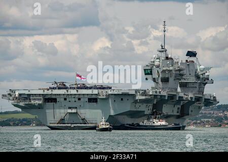 Le porte-avions de la Royal Navy HMS Queen Elizabeth (R08) étant manoeuvré pour le départ de Portsmouth Harbour (Royaume-Uni) le 7 juin 2020. Banque D'Images