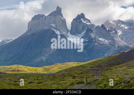 Randonnée pédestre sur le sentier W dans le parc national de Torres del Paine avec les pics de Cuernos del Paine en arrière-plan, Patagonia, Chili. Banque D'Images