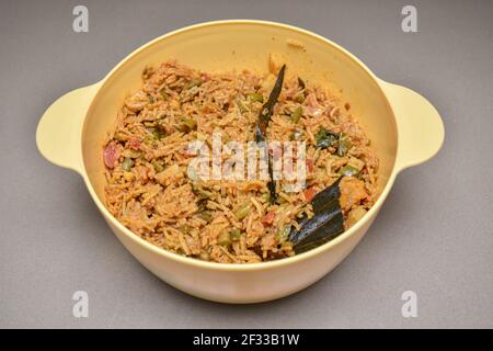 Veg biryani fait maison ou veg pulav dans un bol, Fried riz cuisine indienne sur plate-forme de cuisine Banque D'Images