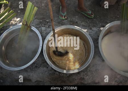 Bols contenant de la sève de palmier bouillie pour faire du sucre de palmier à Rote Island, Indonésie. Banque D'Images