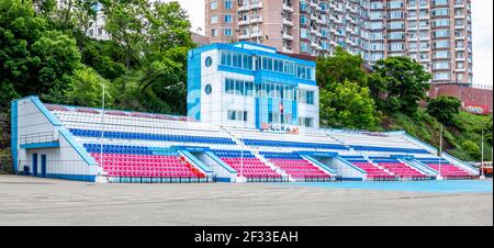 CSKA, centre de sports nautiques sur le remblai sportif de Vladivostok. Un lieu pour les événements de jeunesse, les concerts et les loisirs des habitants de la ville Banque D'Images