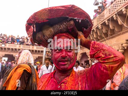 portrait d'un homme jouant aux couleurs lors du festival holi au village de barsana dans l'uttar pradesh avec une attention sélective sur le sujet et du bruit et des grains ajoutés. Banque D'Images