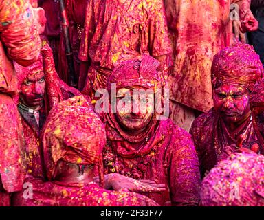 portrait d'un homme jouant aux couleurs lors du festival holi au village de barsana dans l'uttar pradesh avec une attention sélective sur le sujet et du bruit et des grains ajoutés. Banque D'Images