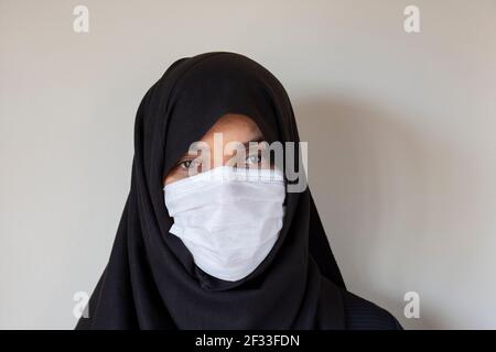 La jeune femme en photo de portrait de hijab. Banque D'Images