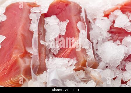 Steak de thon congelé vide avec de la glace sur le comptoir le marché aux poissons. Heurisez le concept alimentaire et nutritionnel Banque D'Images