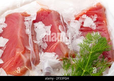 Steak de thon congelé vide avec de la glace sur le comptoir le marché aux poissons. Heurisez le concept alimentaire et nutritionnel Banque D'Images