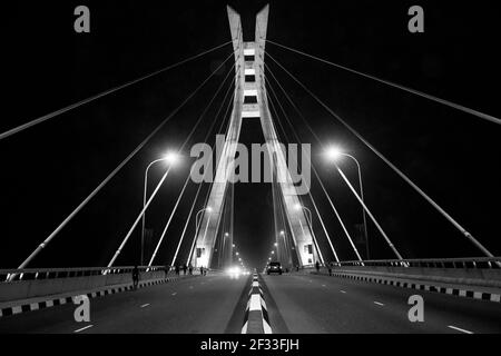 Une photo en noir et blanc du pont Lekki-Ikoyi à Lagos, au Nigeria et la nuit. Banque D'Images