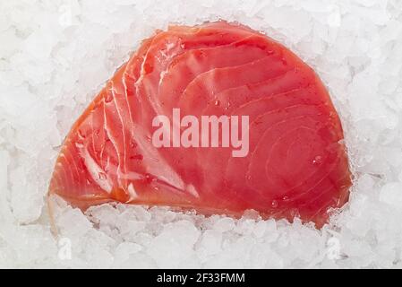 Steak de thon congelé vide avec de la glace sur le comptoir le marché aux poissons. Heurisez le concept alimentaire et nutritionnel Banque D'Images