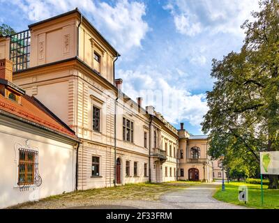 Zywiec, Pologne - 30 août 2020: Nouveau château de Zywiec, palais des Habsbourg avec parc historique vu du puits principal Cour dans le centre historique de la ville Banque D'Images