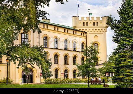 Zywiec, Pologne - 30 août 2020 : le vieux château de Zywiec avec sa tour de guet principale et sa façade sud-est principale dans un parc historique situé dans le centre de la vieille ville Banque D'Images