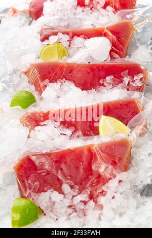 Steak de thon congelé vide avec de la glace sur le comptoir le marché aux poissons. Heurisez le concept alimentaire et nutritionnel Banque D'Images