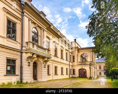 Zywiec, Pologne - 30 août 2020 : le nouveau château de Zywiec, aile sud-est du palais des Habsbourg, dans un parc historique situé dans la vieille ville de Silésie Banque D'Images