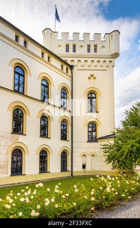 Zywiec, Pologne - 30 août 2020 : le vieux château de Zywiec avec sa tour de guet principale et sa façade sud-est principale dans un parc historique situé dans le centre de la vieille ville Banque D'Images