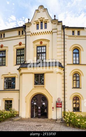 Zywiec, Pologne - 30 août 2020 : ancien château de Zywiec avec entrée principale à la façade sud-est dans un parc historique dans le centre-ville de Silésie Banque D'Images