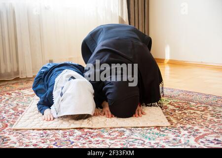 Petite fille et sa mère se regardant l'une l'autre.Hijab femme et sa fille. Aide moubarak. musulman Banque D'Images