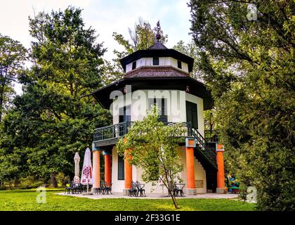 Zywiec, Pologne - 30 août 2020: Maison chinoise dans le parc historique de Zywiec entourant le château et le palais des Habsburgs dans la vieille ville de Silésie Banque D'Images