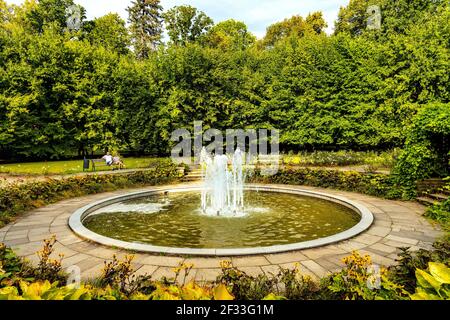 Zywiec, Pologne - 30 août 2020 : les eaux néo-Renaissance du parc historique Zywiec entourant le château et le palais Habsburgs dans la vieille ville du centre-ville i Banque D'Images
