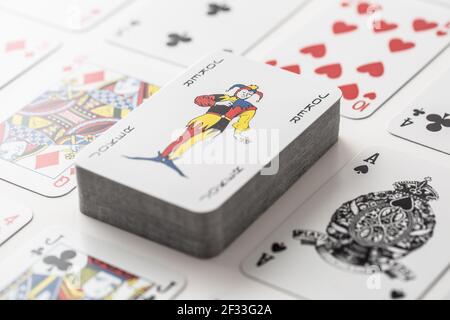 Joker sur la pile de cartes entouré de diverses autres voitures de jeu. Banque D'Images