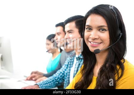 Sourire l'équipe d'un centre d'appels (ou d'un télévendeur) Banque D'Images