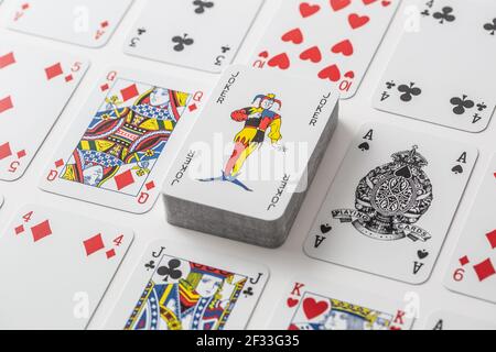 Joker sur la pile de cartes entouré de diverses autres voitures de jeu. Banque D'Images