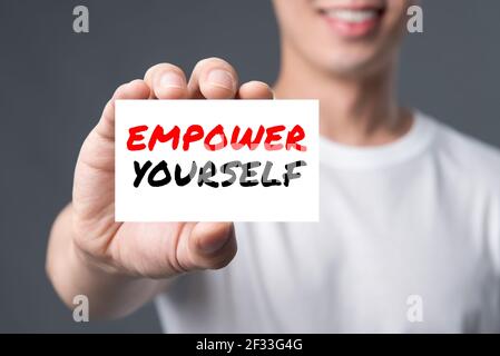 EMPOWER VOUS-MÊME, message sur la carte montrée par un homme Banque D'Images