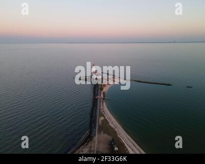 Paard van Marken, phare au soleil se coucher le long de l'eau aux pays-Bas, près d'Amsterdam à Marken. Vue aérienne de drone. Banque D'Images