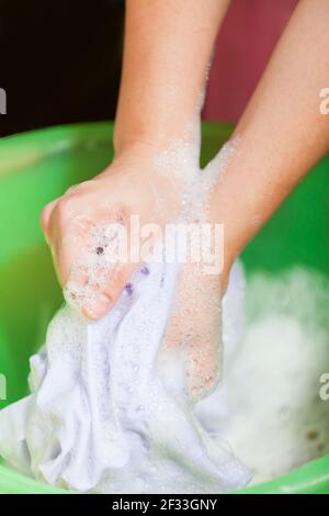 Gros plan lavage des mains dans un bol en plastique Banque D'Images