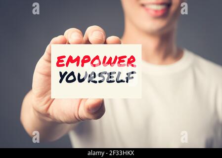 EMPOWER-VOUS, message sur la carte montrée par un homme, effet de ton vintage Banque D'Images