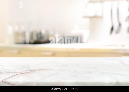 Plateau de table en pierre de marbre (îlot de cuisine) sur fond intérieur de cuisine flou - peut être utilisé pour afficher ou montage de vos produits Banque D'Images