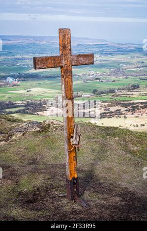 Croix en bois sur le sommet de la montagne Slemish dans le nord Irlande Banque D'Images