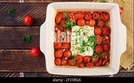 Préparation des ingrédients pour la fétapasta. Recette de pâtes tendance au four à la feta faite de tomates cerises, de fromage feta, d'ail et d'herbes. Vue de dessus, ci-dessus, CO Banque D'Images