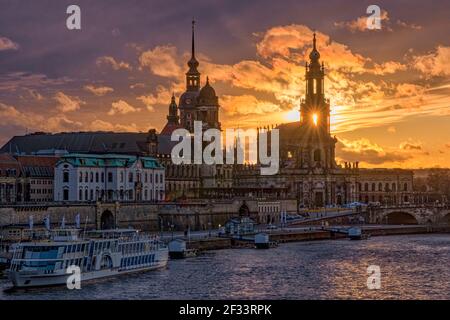 Le soleil se couche derrière la cathédrale de la Sainte Trinité dans la vieille ville, vue de l'autre côté de l'Elbe. Banque D'Images