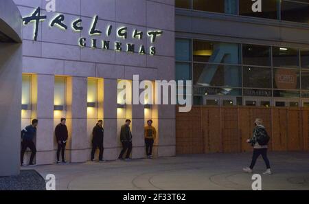 Los Angeles, États-Unis. 15 mars 2021. Un groupe d'hommes utilise la toile de fond du Dôme ArcLight Cinerama comme photo-op dans la section Hollywood de Los Angeles le dimanche 14 mars 2021. Les cinéphiles de la capitale mondiale du divertissement et du cinéma peuvent enfin regarder des films dans les salles de cinéma après près d'un an de fermetures et de restrictions liées à la pandémie du coronavirus. Les salles de cinéma à la lumière du jour prendront du temps à revenir en ligne. La chaîne attend que les studios soient équipés d'un produit plus tentpole. Photo de Jim Ruymen/UPI crédit: UPI/Alay Live News Banque D'Images