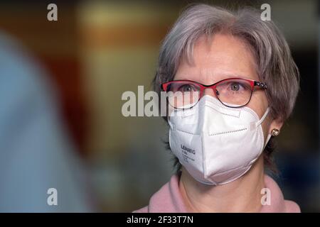 Bergisch Gladbach, Allemagne. 15 mars 2021. Angelika Wollny, maîtresse de la Städtische Integrargrierte Gesamtschule Paffrath, se tient dans la cantine portant un masque de protection. Malgré la hausse des taux d'infection, tous les élèves de la Rhénanie-du-Nord-Westphalie doivent retourner dans leurs salles de classe, au moins pour une journée. À Bergisch-Gladbach, la distribution des tests de spit aux élèves commence un jour avant les autres écoles. Credit: Federico Gambarini/dpa/Alay Live News Banque D'Images