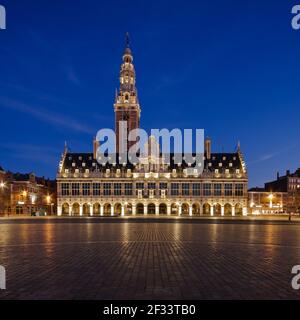 Vue sur Ladeuzeplein à Louvain (Belgique) au crépuscule Banque D'Images