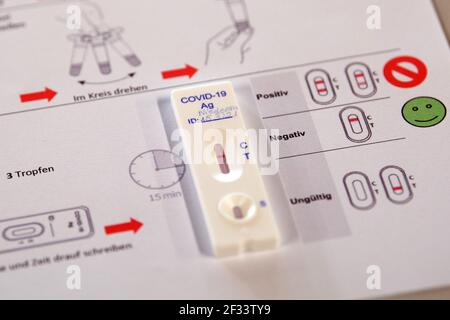 Bergisch Gladbach, Allemagne. 15 mars 2021. Le test rapide d'Anna Niederau, enseignante stagiaire à l'école municipale intégrée Paffrath, montre un résultat négatif. Malgré la hausse des taux d'infection, tous les élèves des NRW doivent de nouveau retourner dans les salles de classe, au moins pour une journée. À Bergisch-Gladbach, la distribution des tests de spit aux élèves commence un jour avant les autres écoles. Credit: Federico Gambarini/dpa/Alay Live News Banque D'Images