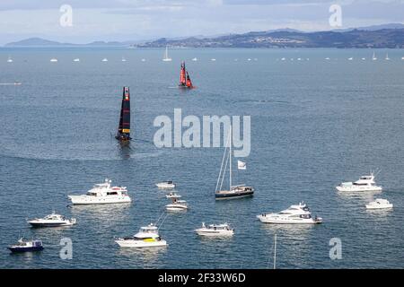 Auckland, Nouvelle-Zélande. 15 mars 2021. (210315) -- AUCKLAND, le 15 mars 2021 (Xinhua) -- Luna Rossa Prada Pirelli (devant) de l'Italie et des Emirats Team New Zealand navigue pendant la 36e finale de la coupe de l'Amérique à Auckland, Nouvelle-Zélande, le 15 mars 2021. (COR36/Studio Borlenghi/Handout via Xinhua) Credit: Xinhua/Alay Live News Banque D'Images